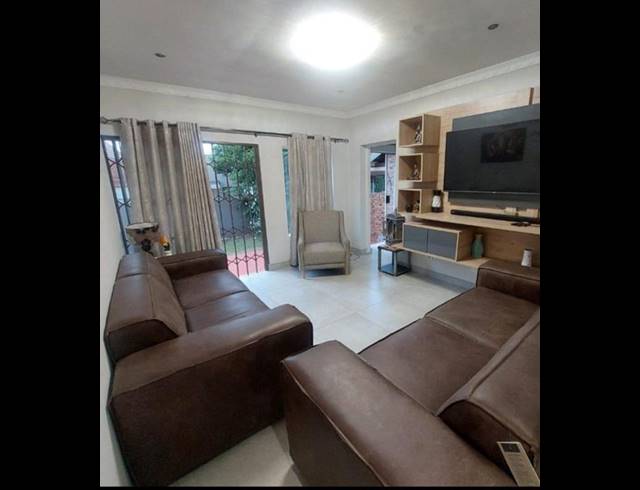 3 BEDROOM TOWNHOUSE FOR SALE IN ELDORAIGNE